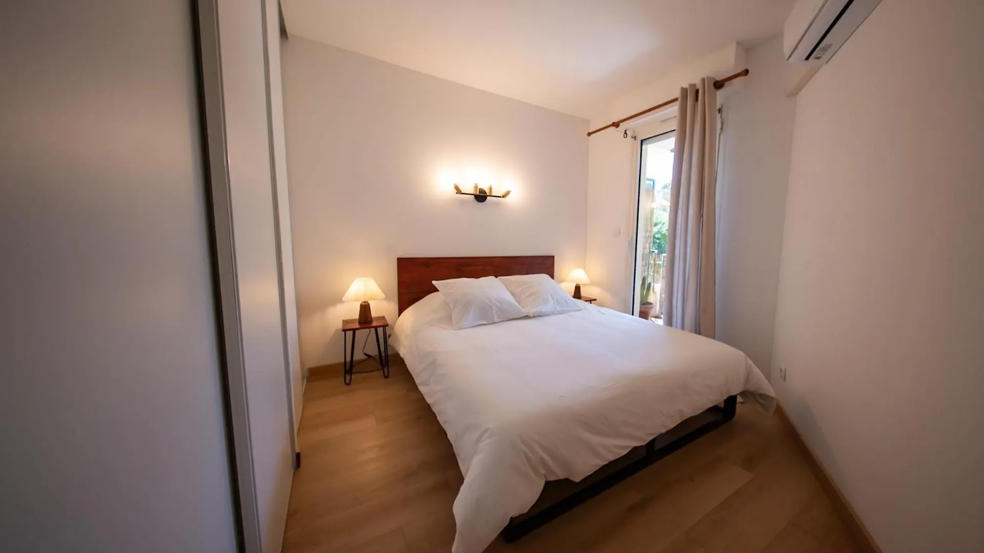 Charmant Appartement Proche Mer 카발레르쉬르메르 아파트